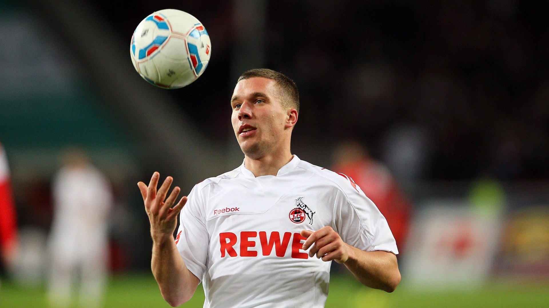 球迷为主队加油打气自制应援物成为现场最亮眼的存在，打球应援口号