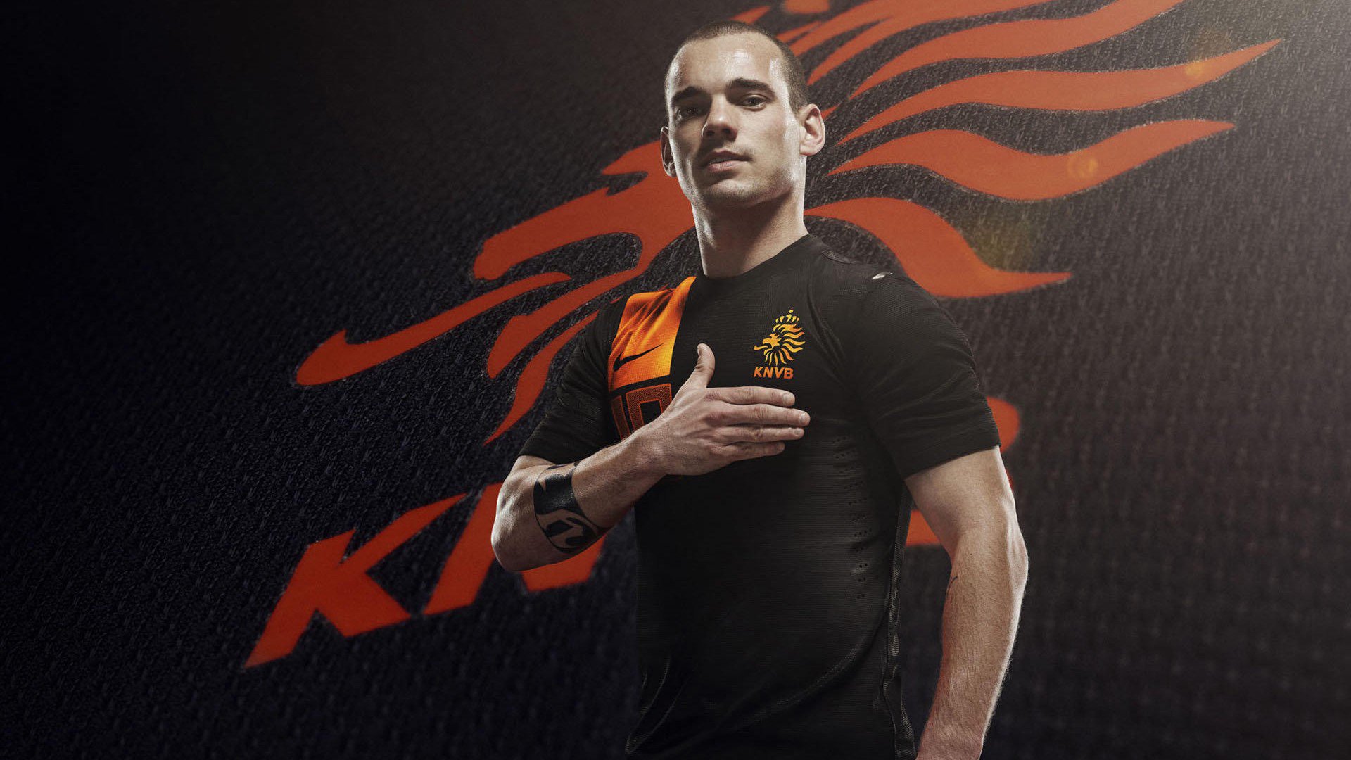 跳水高难动作波兰稳健完成，波兰跳伞者误降足球比赛现场