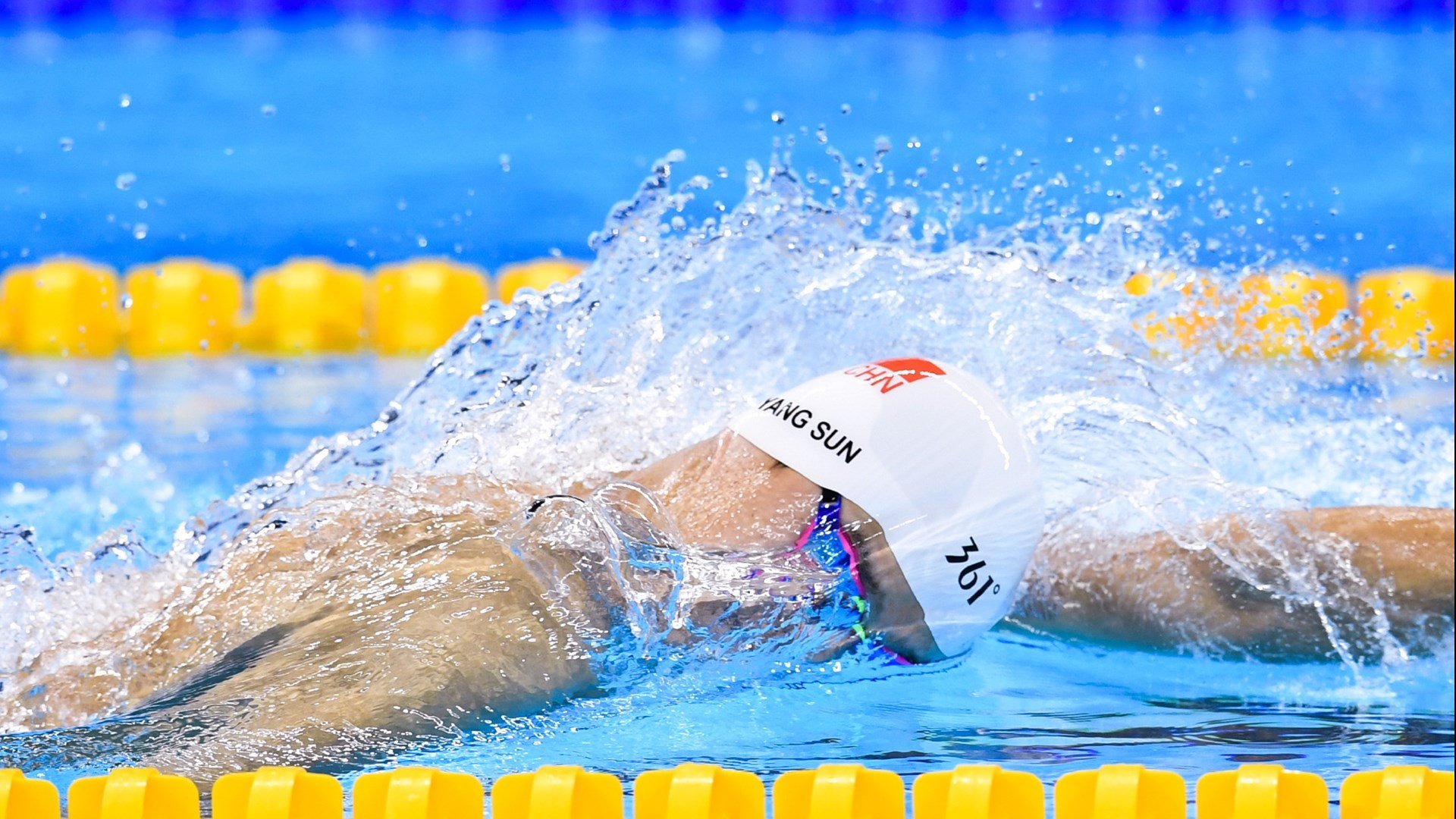 爱游戏下载-荷兰女将仰泳节奏精准衔接，世界女游泳运动员名将荷兰